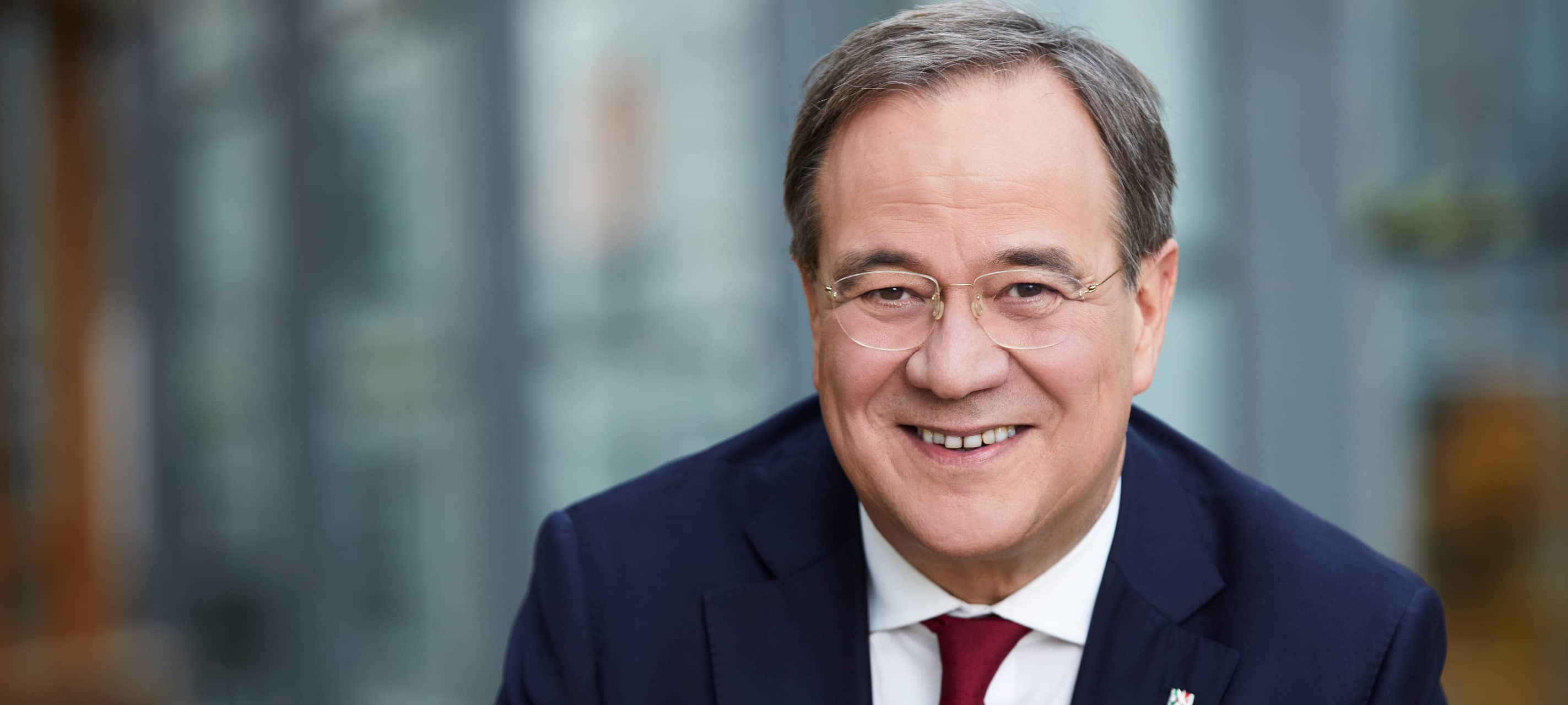 Laschet wird zum Aalkönig gekrönt
