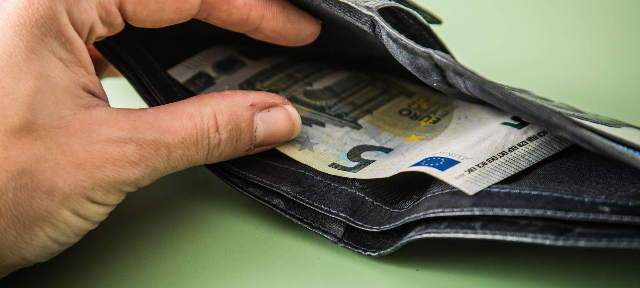 Portemonnaie aus Leder mit 5-Euro-Schein