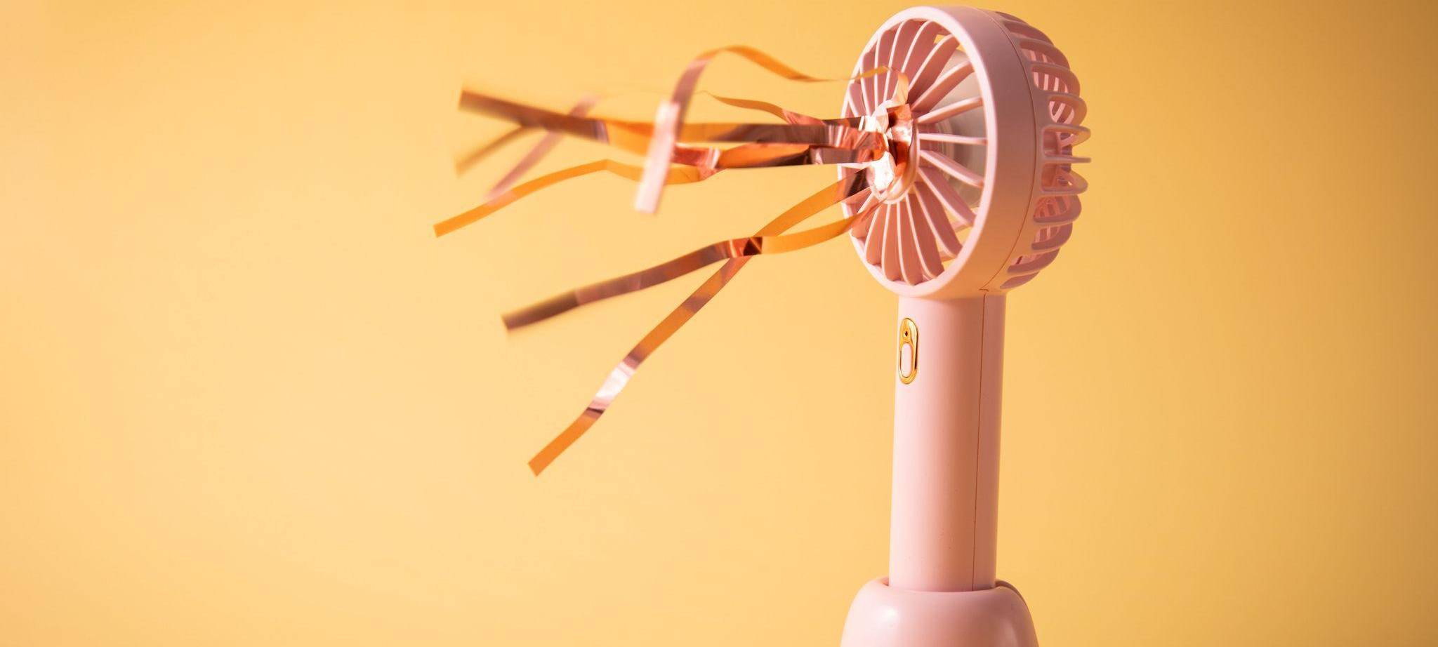 Bunter Glitzerbänder wehen an einem Ventilator