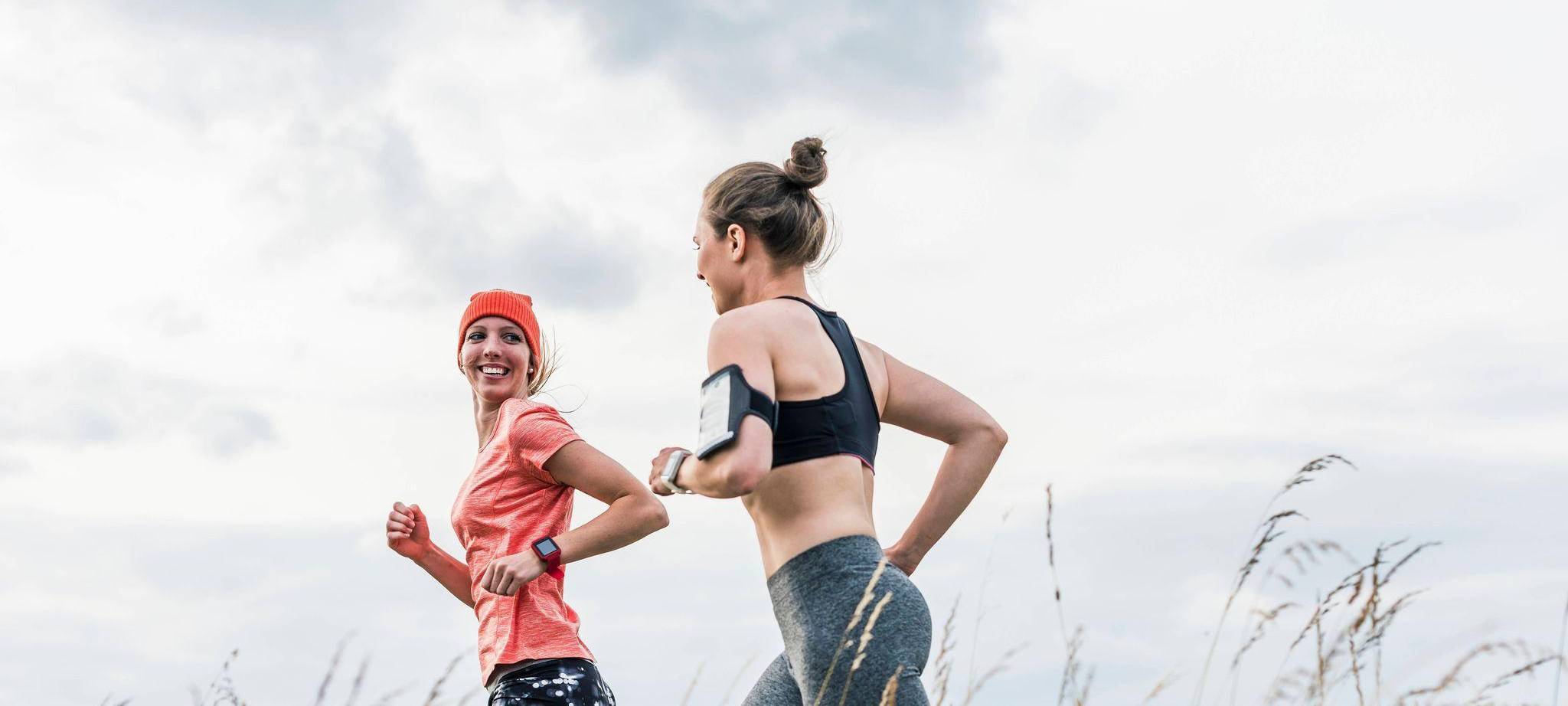 Zwei Frauen joggen gemeinsam