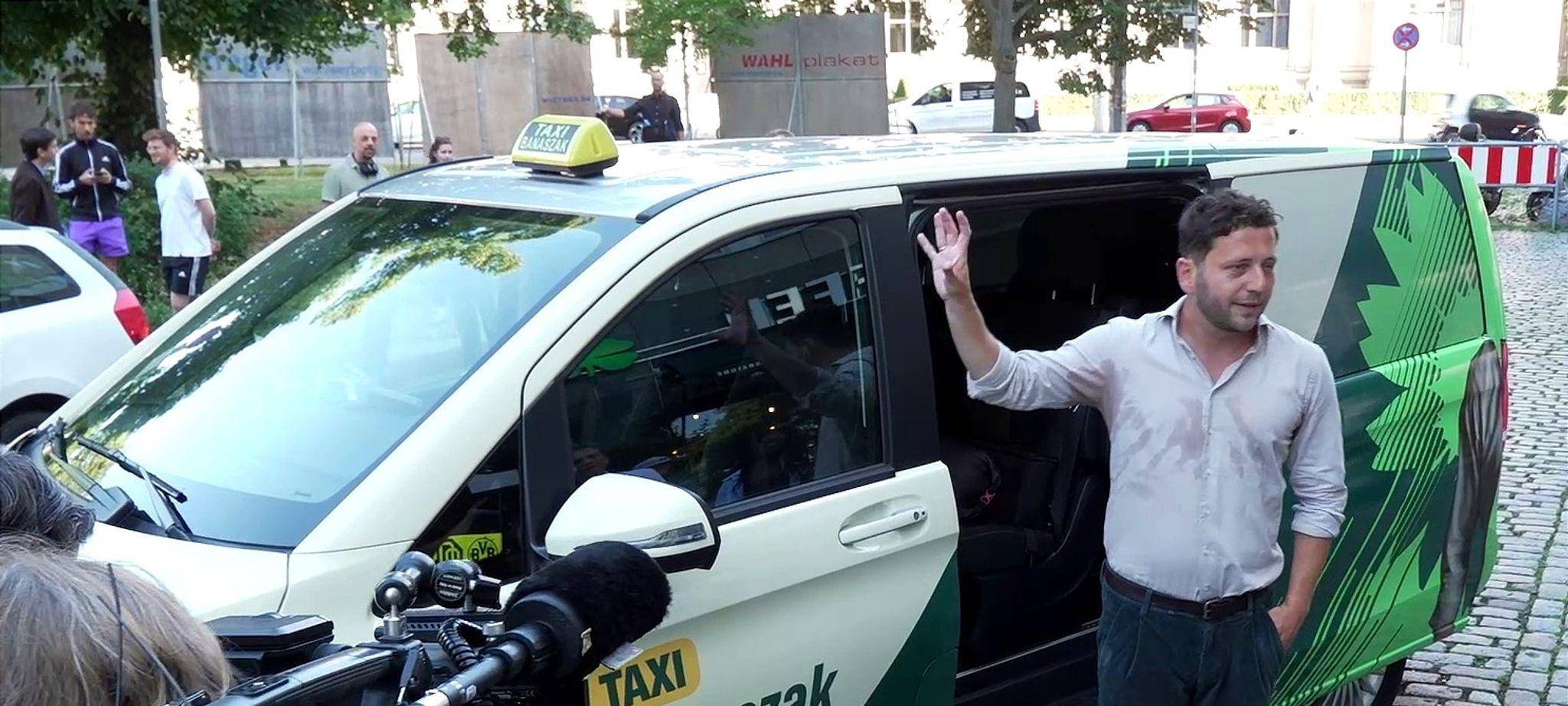 Wahlkampf: Grünen-Chef wird zum Taxifahrer