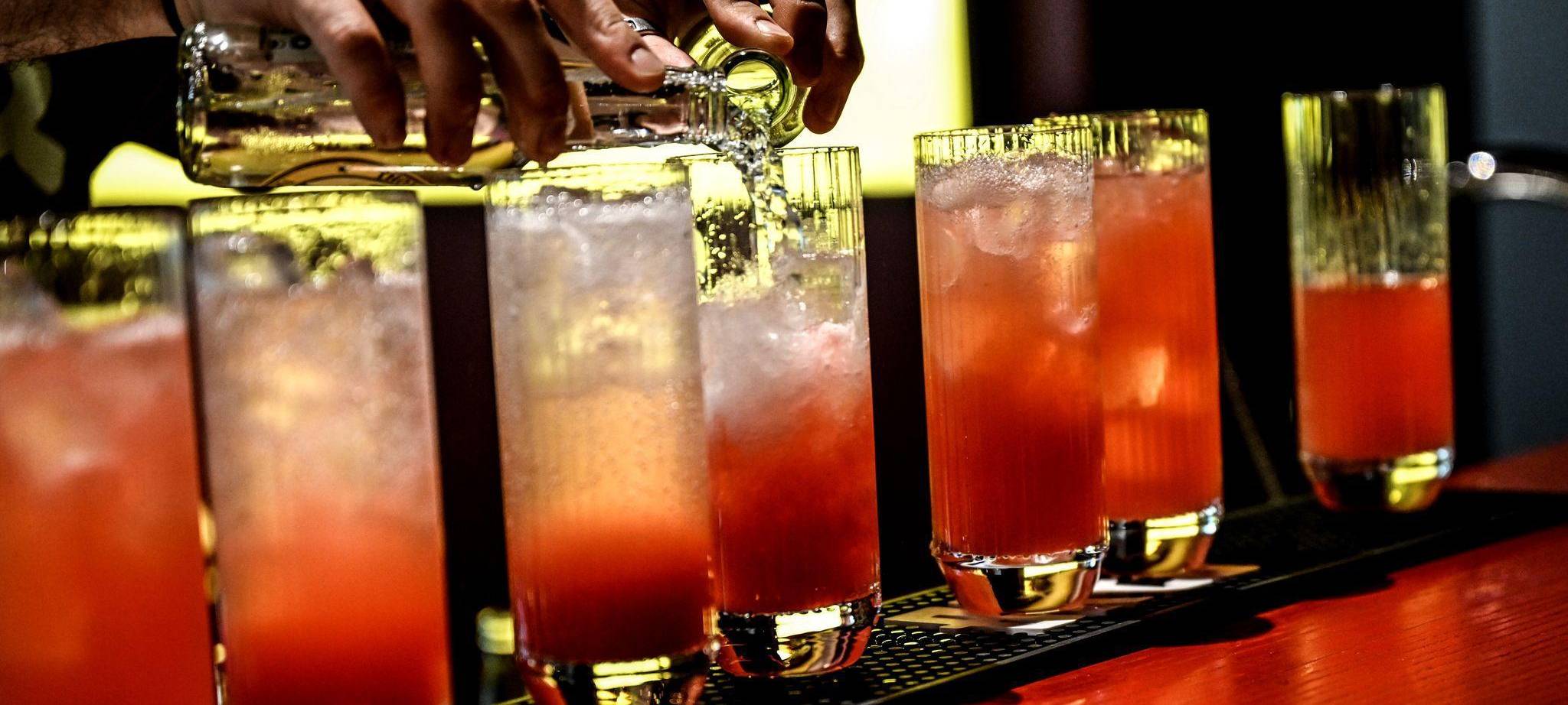 Barkeeper mixt Cocktails