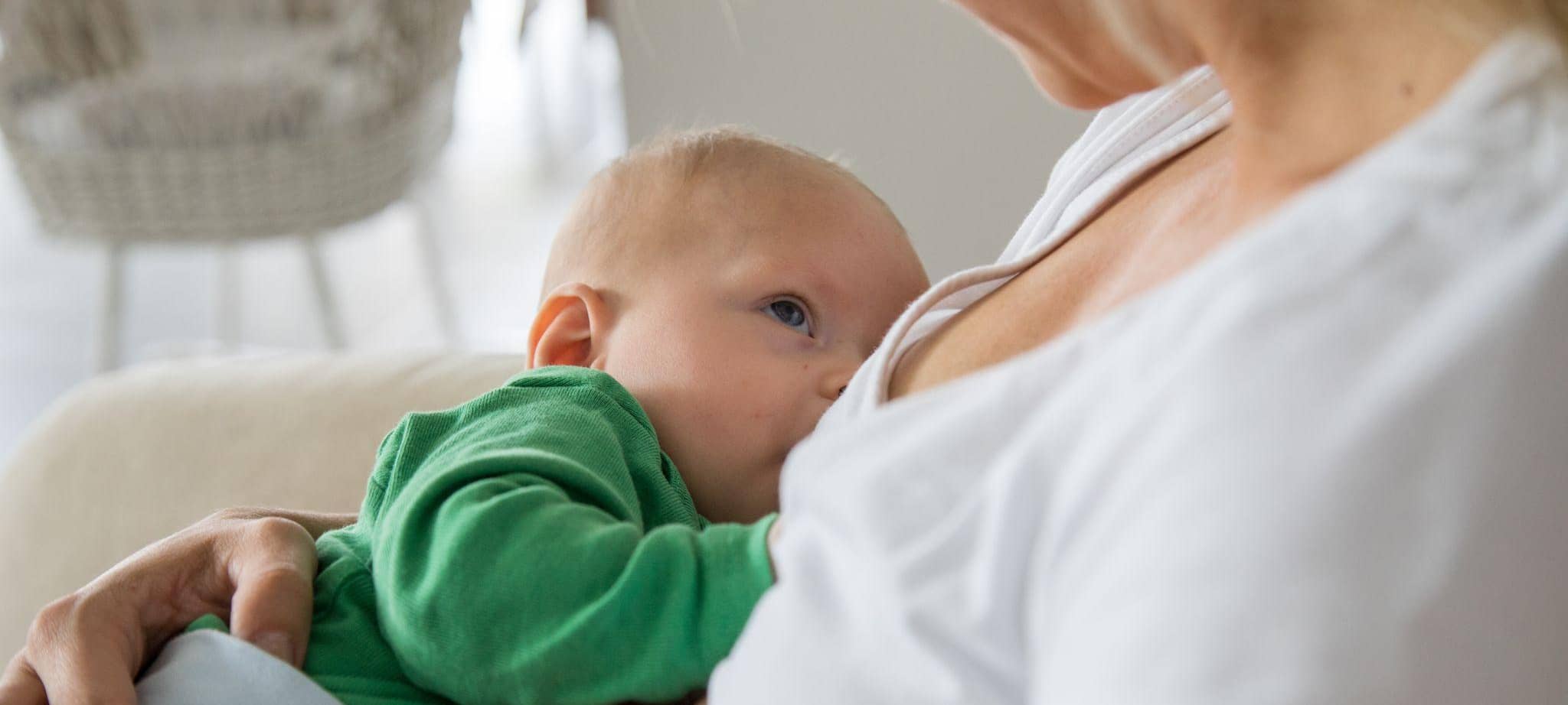 Eine Frau stillt ihr Baby