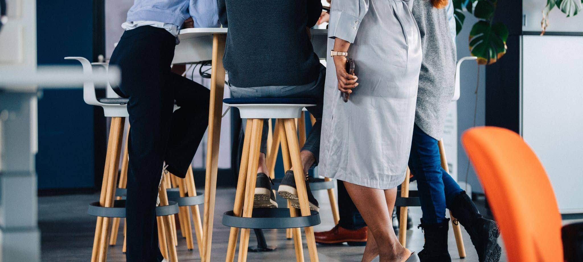 Kollegen unterhalten sich gemeinsam in einem Büro