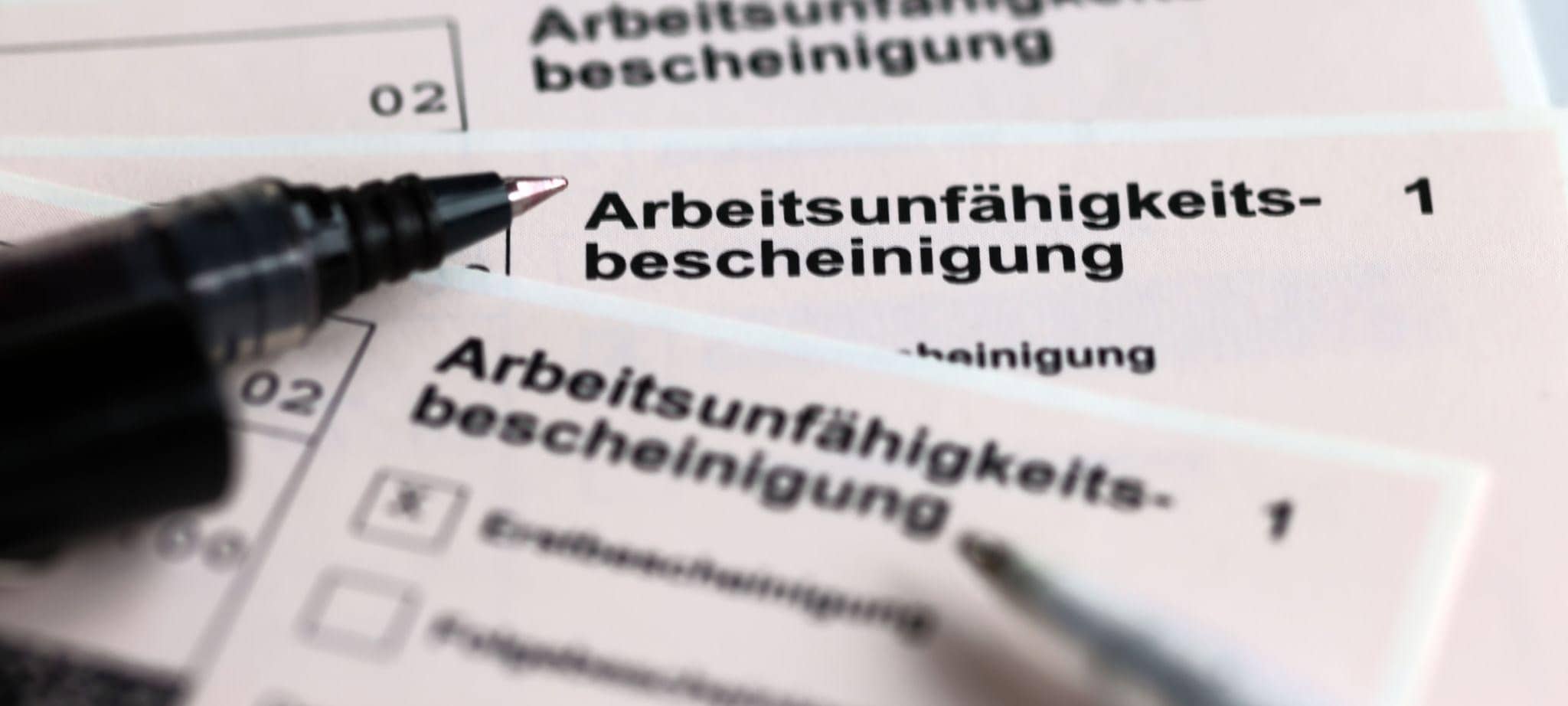 Arbeitsunfähigkeitsbescheinigungen liegen auf einem Tisch